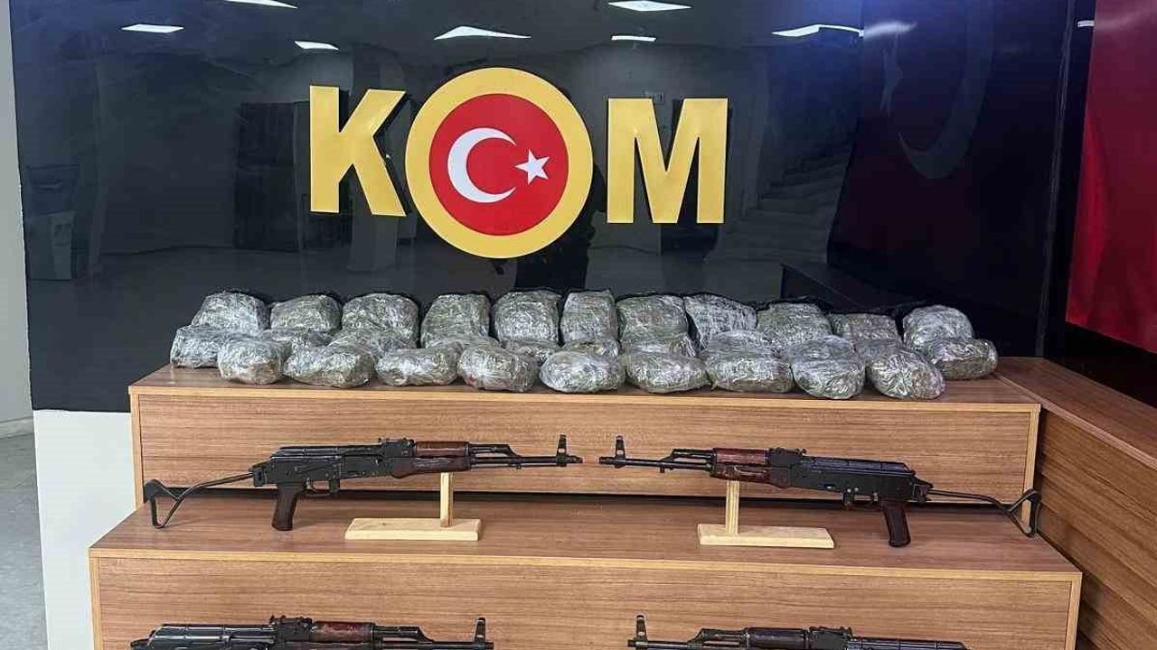 Şanlıurfa’da kaçak silah ve uyuşturucu operasyonu: 6 AK-47 ve 10 kilo 700 gram esrar ele geçirildi
