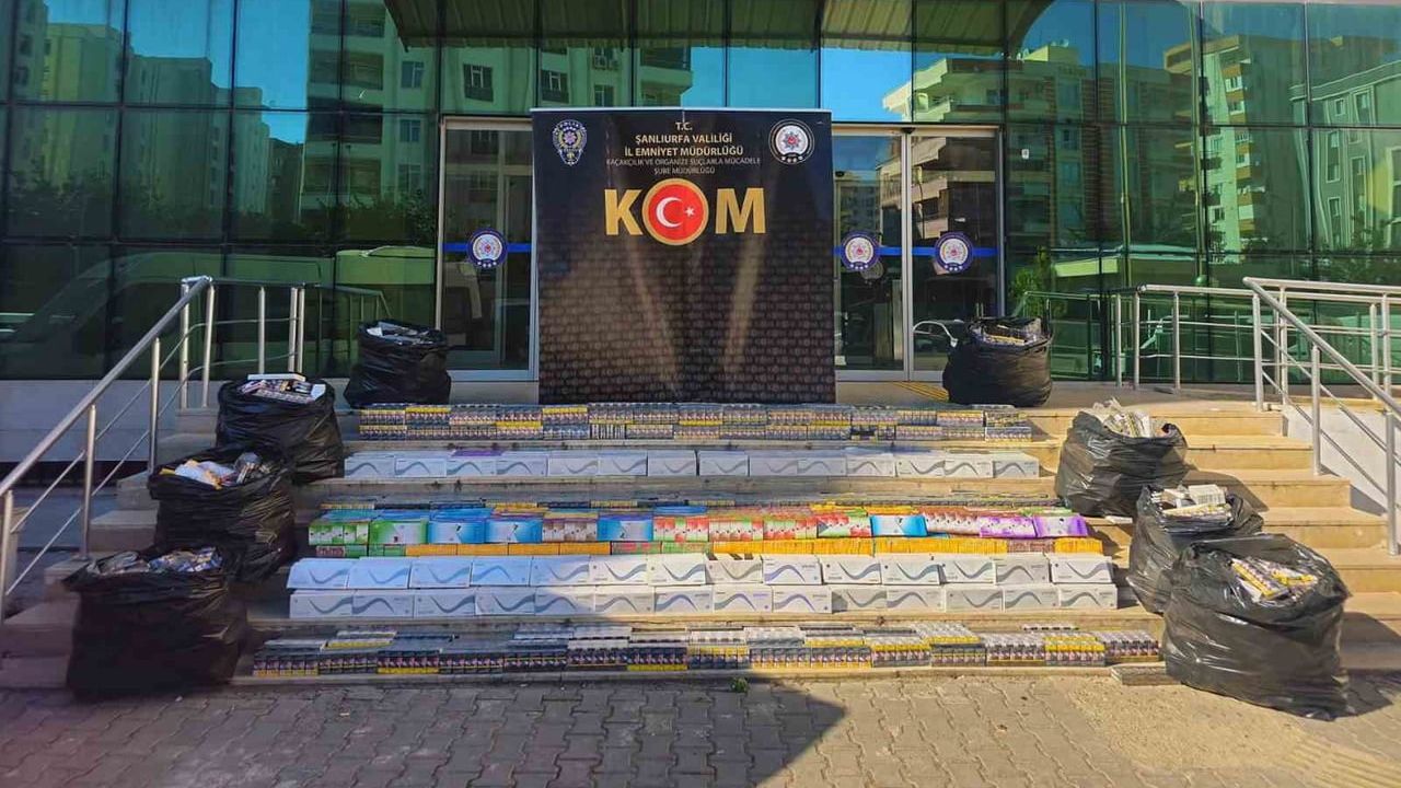 Şanlıurfa’da kamyonet kasasındaki lastiklerde 20 bin paket kaçak sigara ele geçirildi