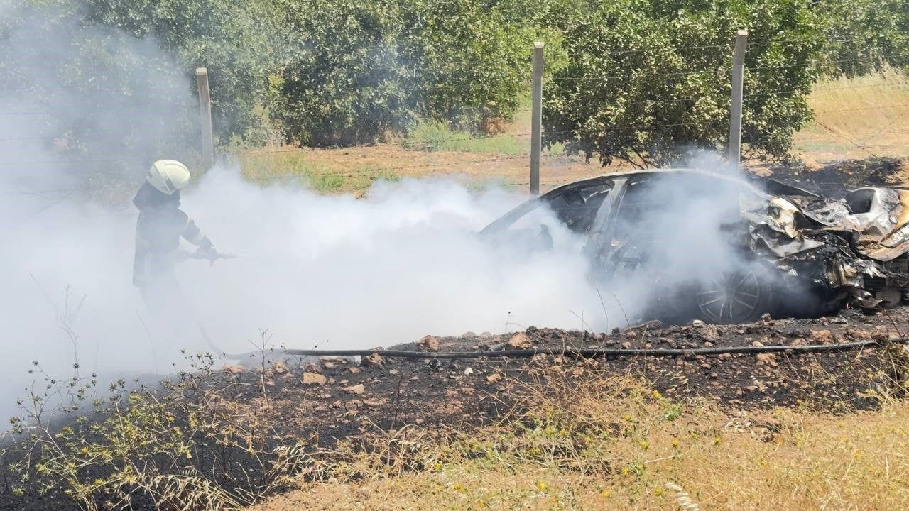 Şanlıurfa'da şarampole devrilen otomobilde yangın: vatandaşlar araçtaki parayı söndürdü