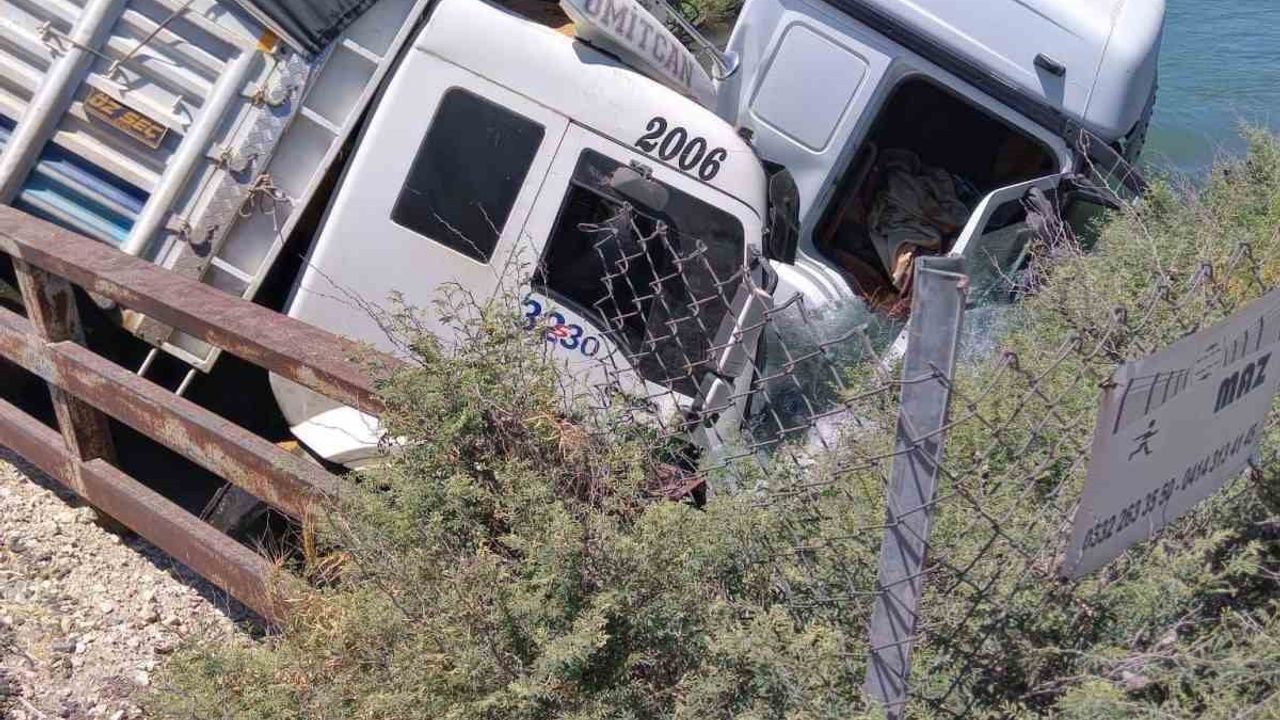 Şanlıurfa’da tanker ve kamyon sulama kanalına düştü: 2 yaralı