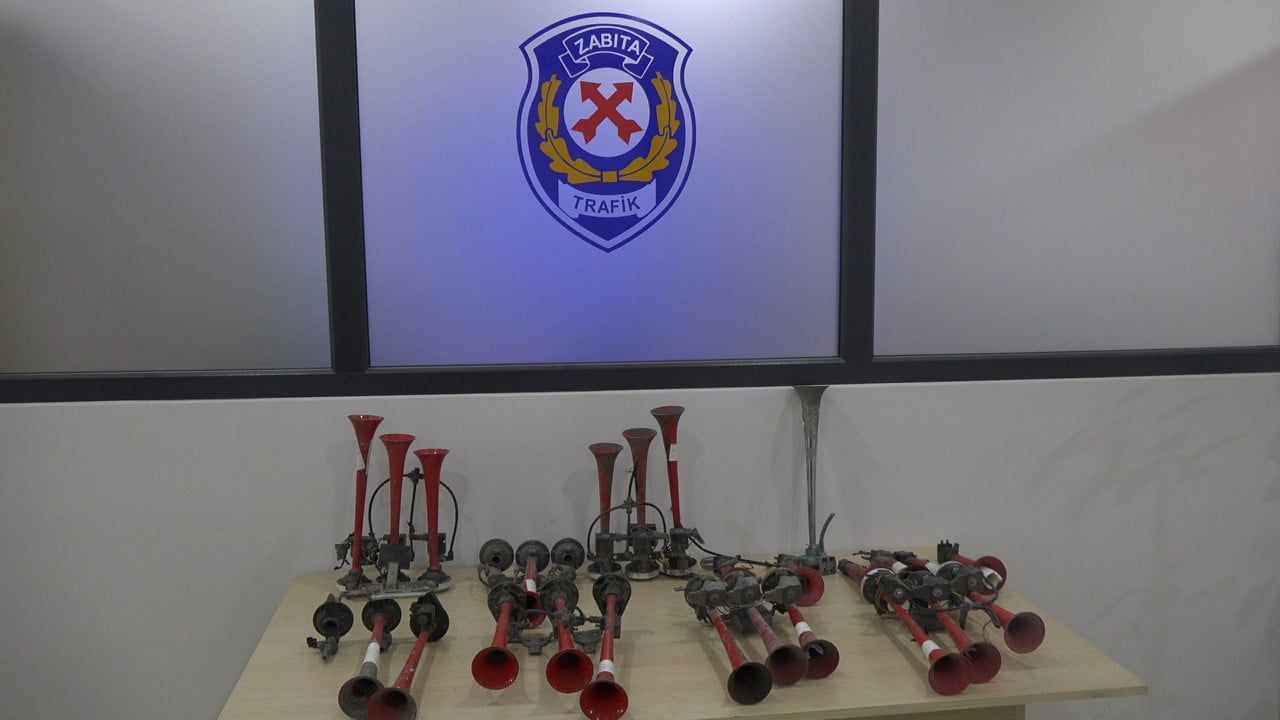 Şanlıurfa'da zabıta, mevzuata aykırı havalı kornaları söküp silindirle imha etti