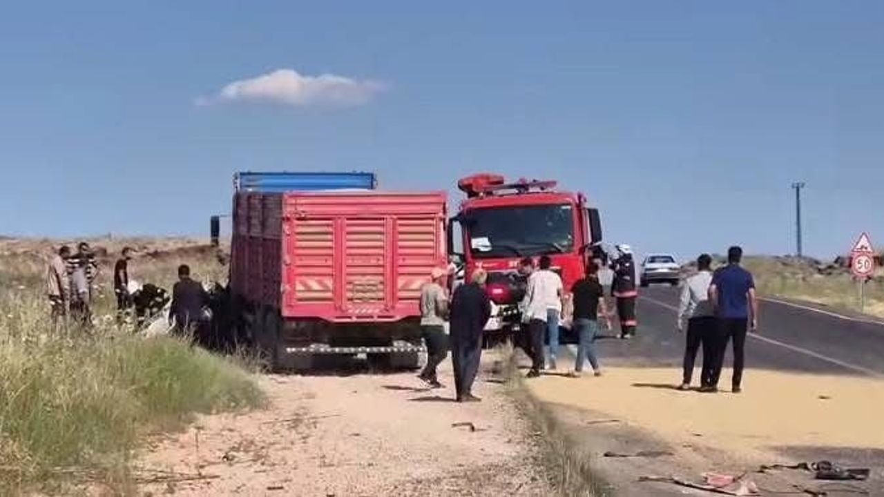 Şanlıurfa Viranşehir'de kamyon ile otomobil çarpıştı: 3 kişi yaşamını yitirdi