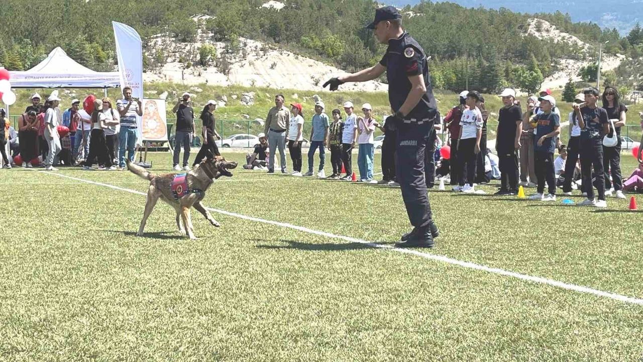 Şaphane'de Geleneksel Çocuk Oyunları ve Uçurtma Şenliği Düzenlendi
