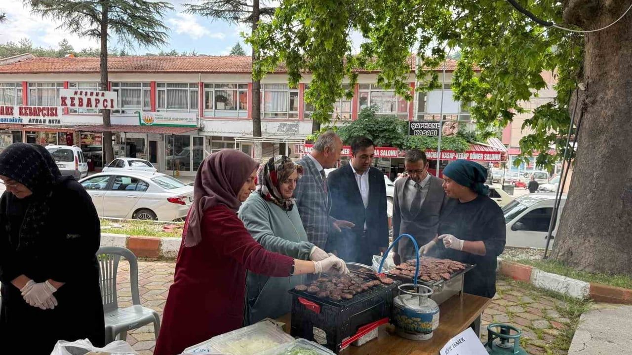 Şaphane'de yılsonu hayır çarşısı ve sergi ilgi gördü