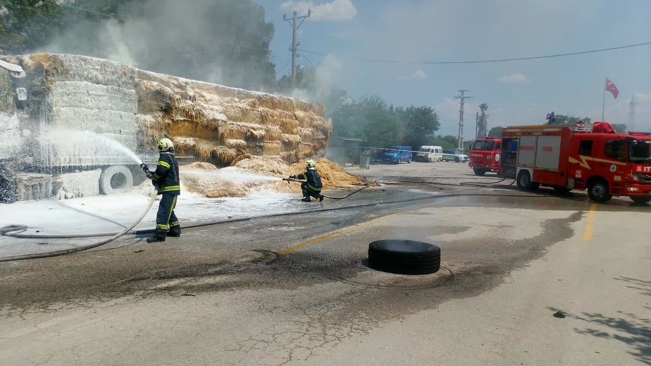 Sarayköy'de saman yüklü tır alev aldı