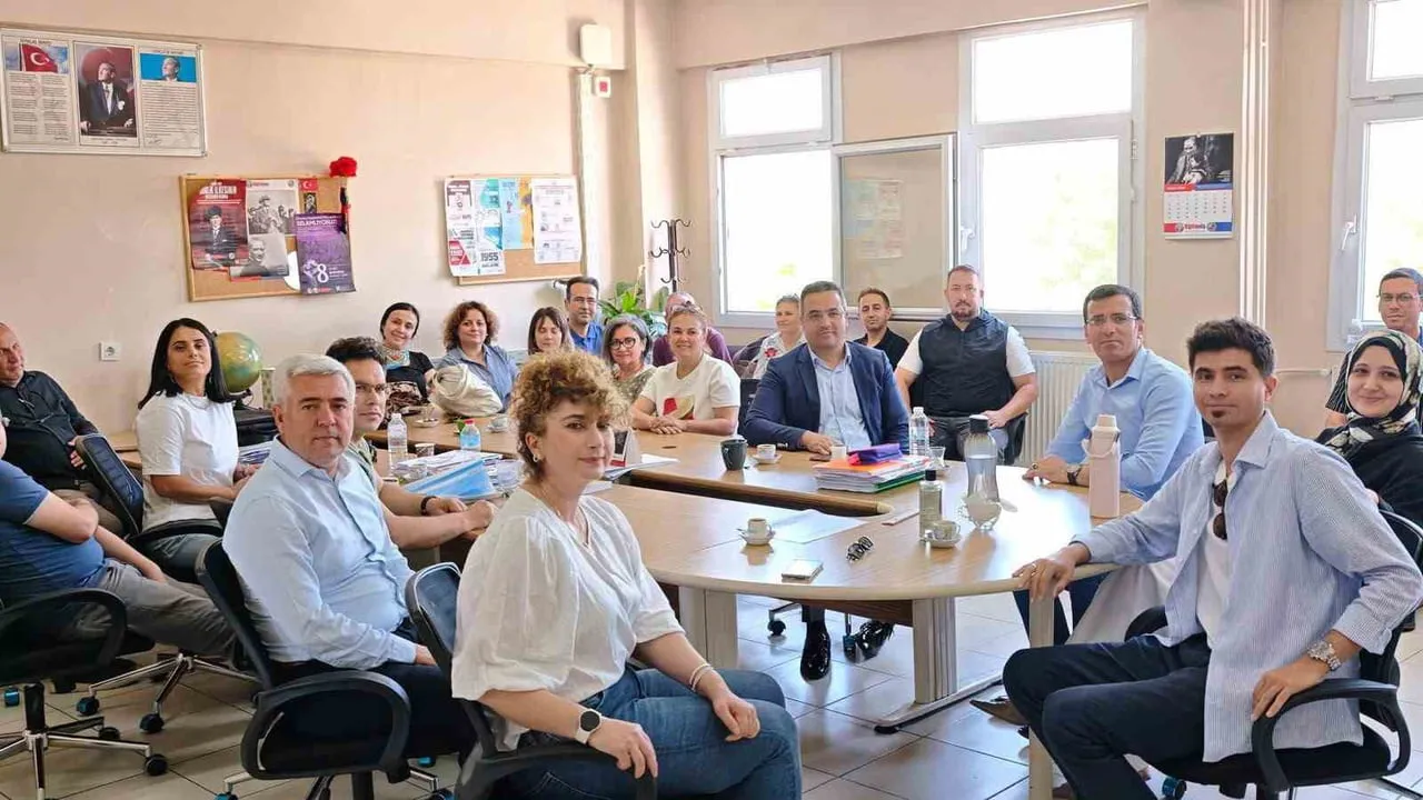 Sarıgöl Kaymakamı Halil Dalak, Hayriye Ertürk Anadolu Lisesi'ni Ziyaret Etti: Eğitim Süreçleri ve İş Birliği Değerlendirildi