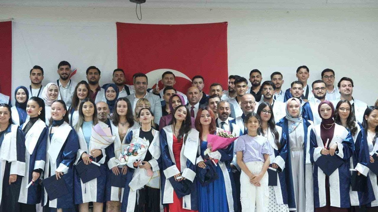 Sarıgöl MYO’da mezuniyet sevinci