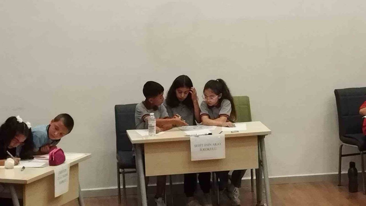 Sarıgöl'ün bilgi şampiyonu Şehit Esin Akay İlkokulu oldu
