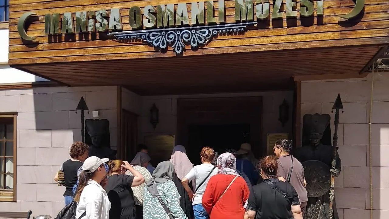 Sarıgöllü kadınlar Manisa’da tarih ve kültür yolculuğuna çıktı