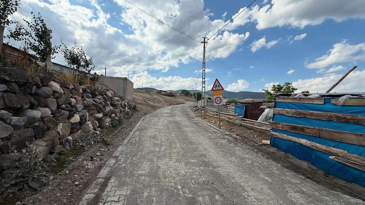 Sarıkamış kaymakamı Enis Aslantatar Mescitli Köyü'nde kilitli parke taşı çalışmalarını inceledi
