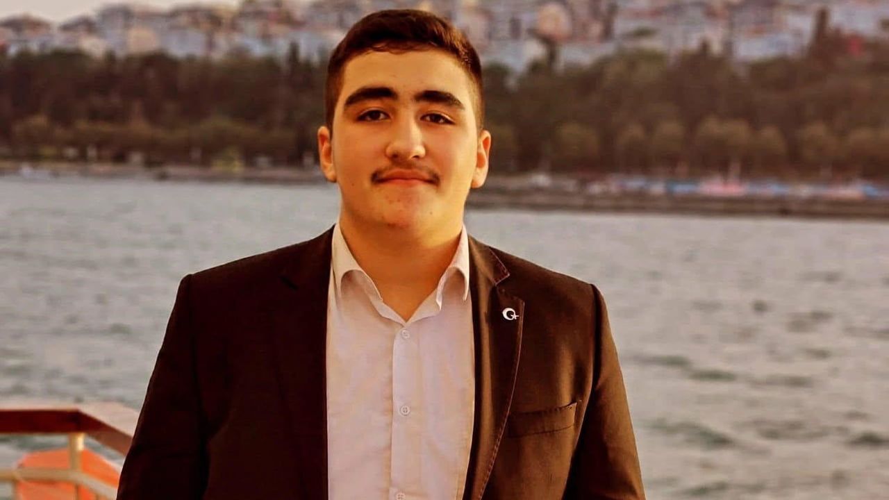 Şarkikaraağaç'ta otobüsle hafif ticari aracın çarpışması: 25 yaşındaki sürücü yaşamını yitirdi