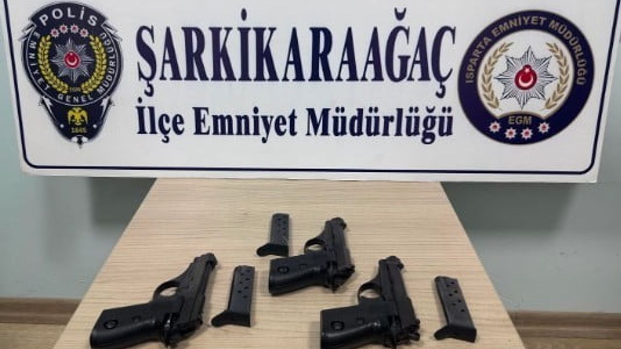 Şarkikaraağaç’ta ruhsatsız silah operasyonu: 3 tabanca, 3 şarjör ele geçirildi, 2 şüpheli hakkında işlem