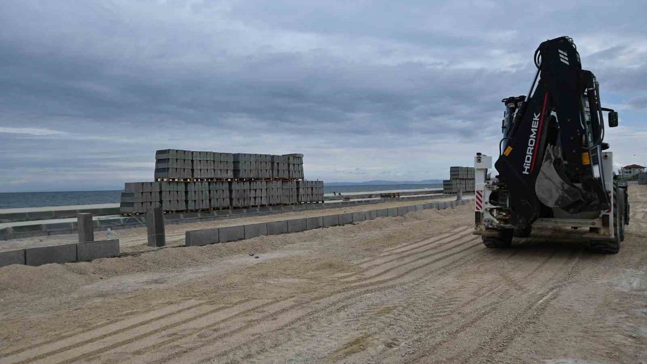 Şarköy Eriklice Sahili'ne 650 m çift yönlü duble yol ve bisiklet yolu yapılıyor