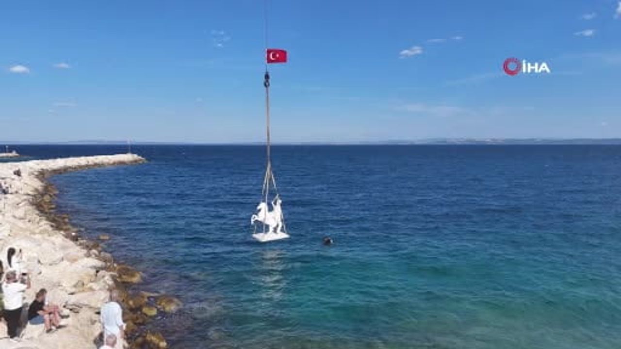 Saros’ta ’Akıncılar’, ’Fatih Sultan Mehmet’ ve ’Kemer’ heykelleri suya batırıldı