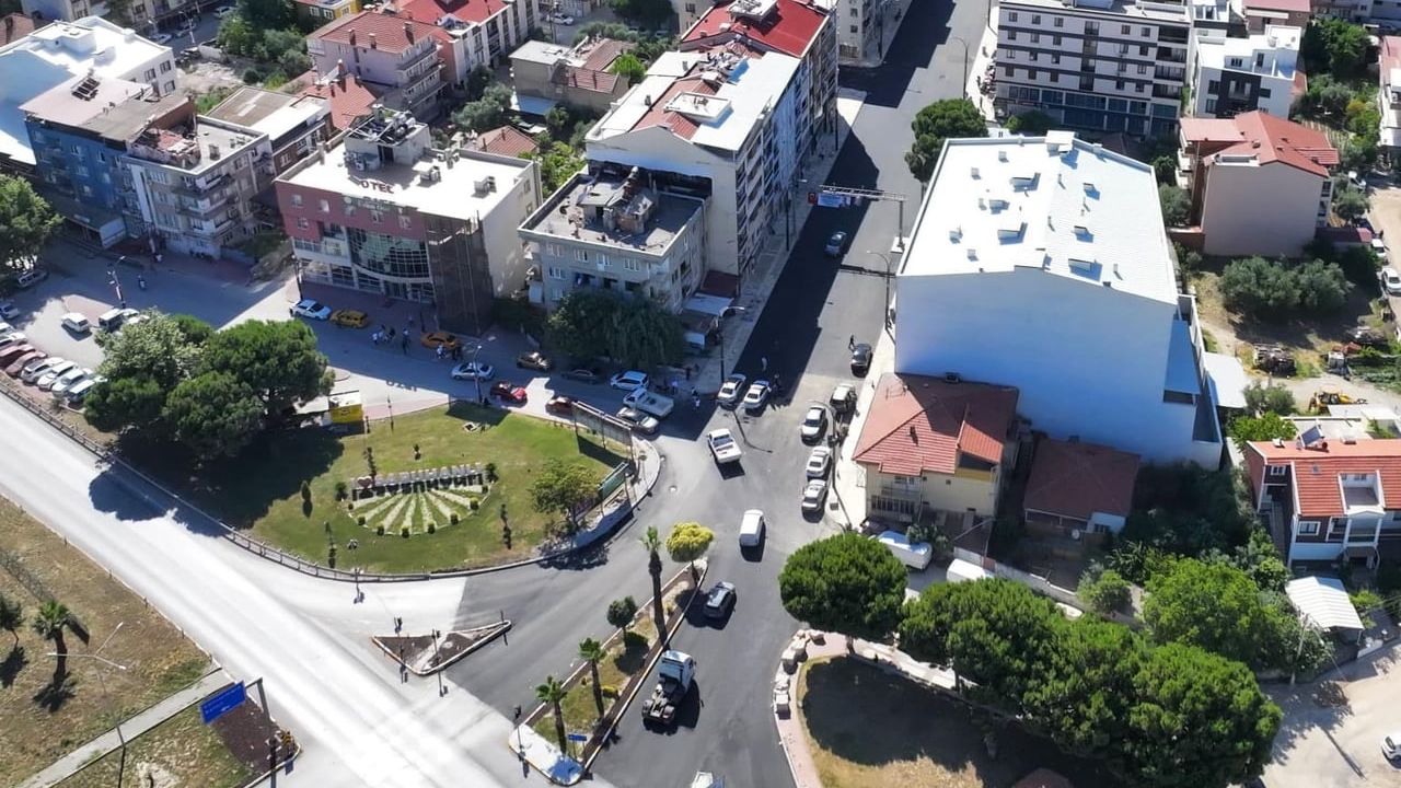 Saruhanlı 7 Eylül Caddesi'nde sıcak asfalt çalışmaları başladı