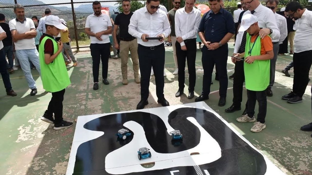 Sason'da 1. Robotik ve Teknoloji Sergisi: Öğrenci Projeleri Yoğun İlgi Gördü