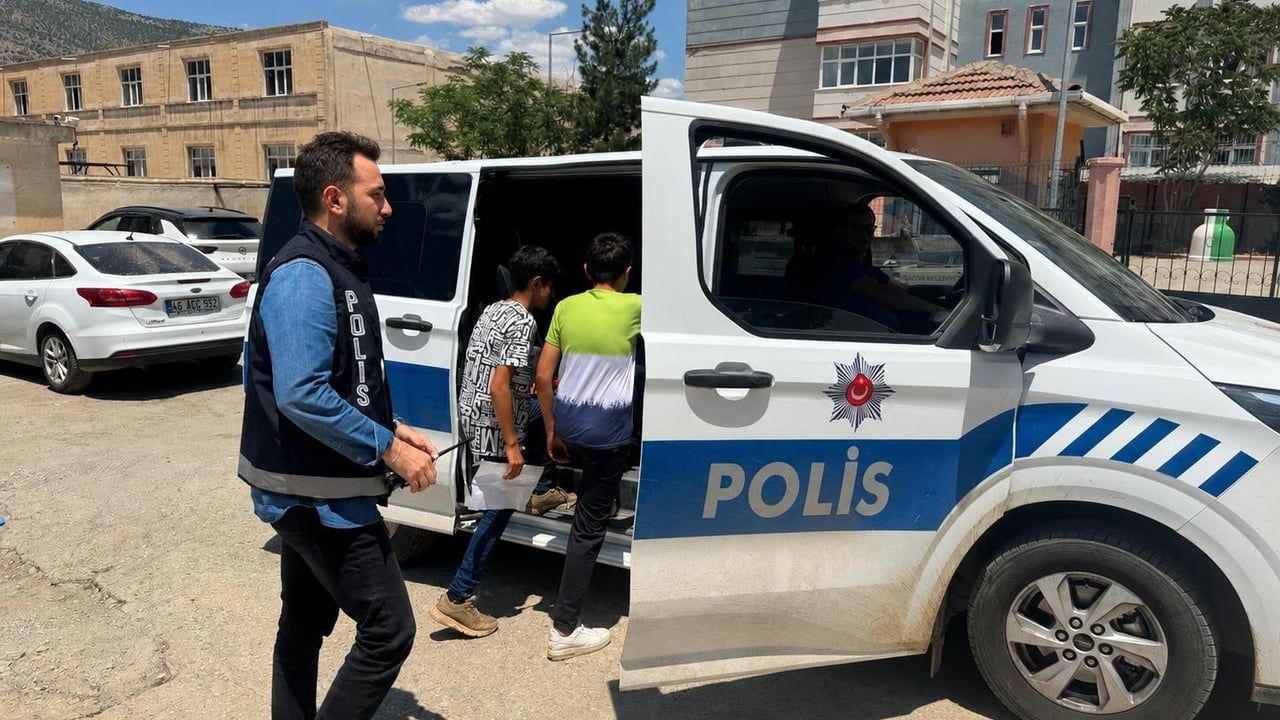 Sason'da polis, LGS'ye yetişemeyen 10 öğrencinin yardımına koştu