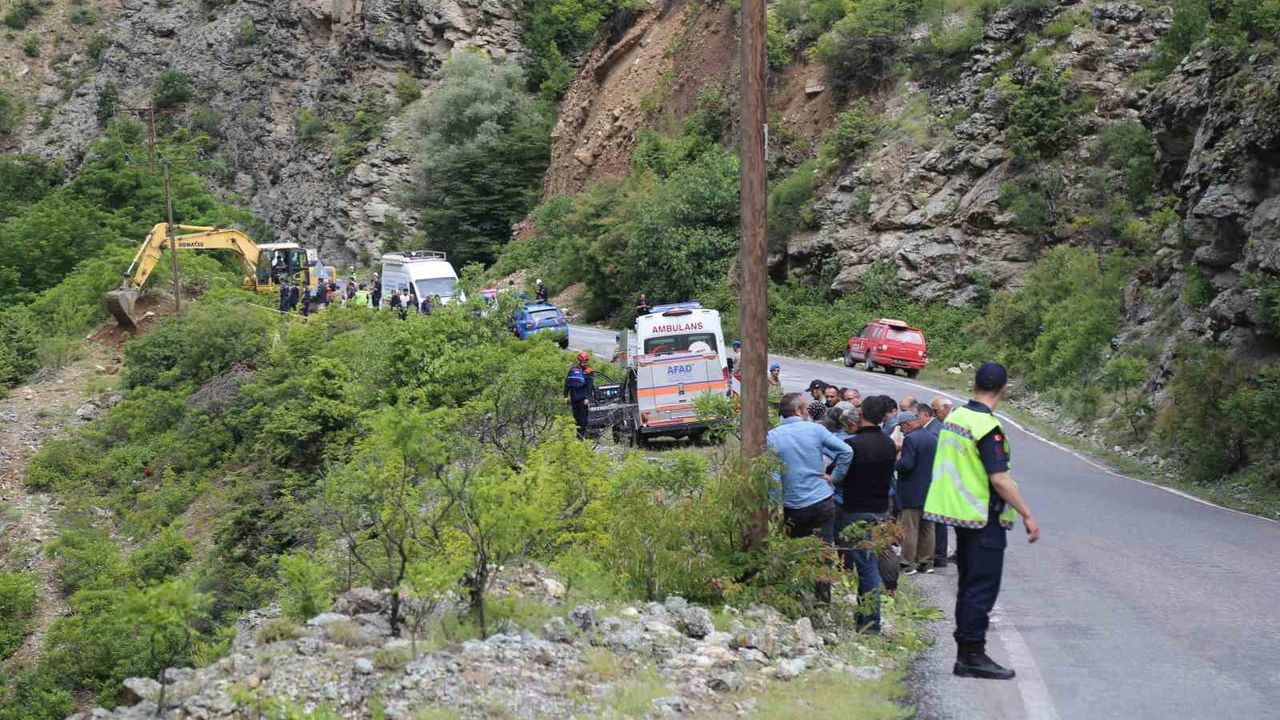 Şavşat Deresi'ne uçan kamyonet çıkarıldı, kayıp baba ve oğul aranıyor