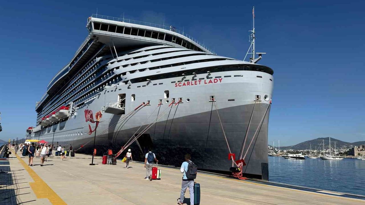 Scarlet Lady yeniden Bodrum’da: 2 bin 502 yolcu ve 1142 personel getirdi