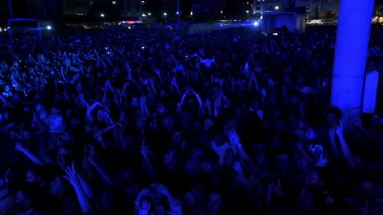 Sefo, Manisa Kültür Yolu Festivali'nin kapanış konserinde hayranlarıyla buluştu