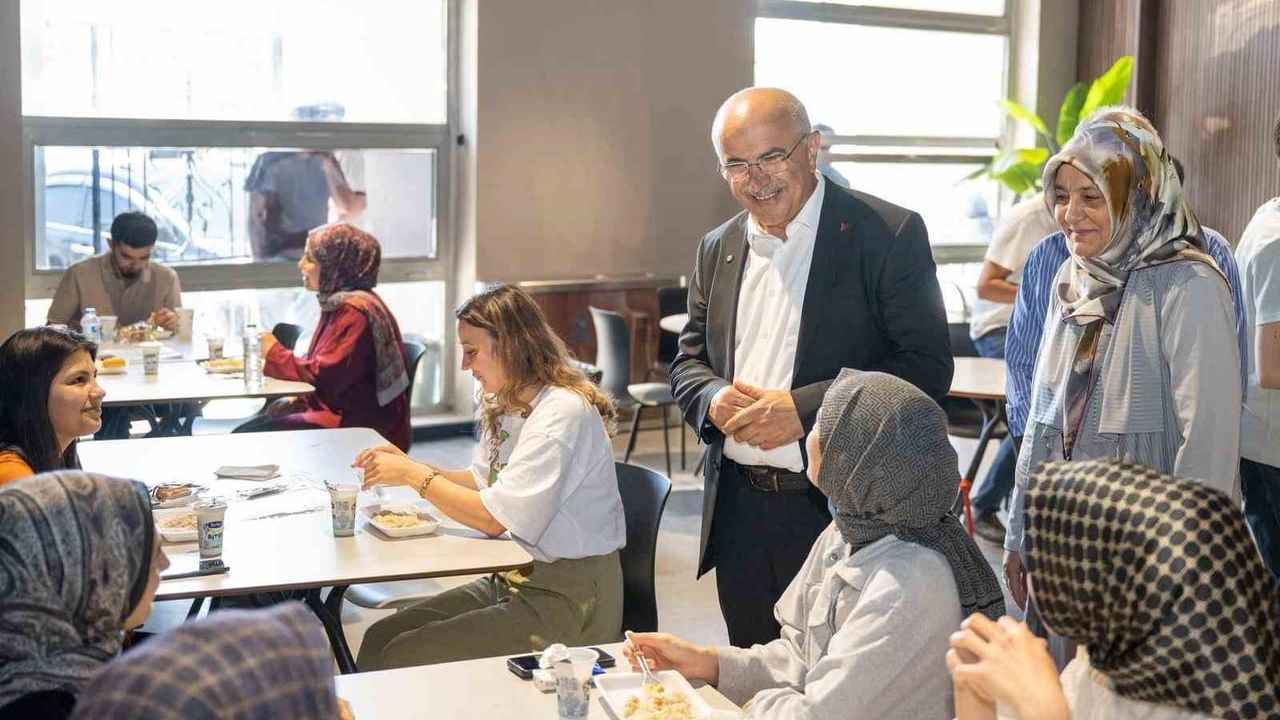 Şehir Kütüphanesi'nde öğrencilere nohutlu tavuk pilav ikramı