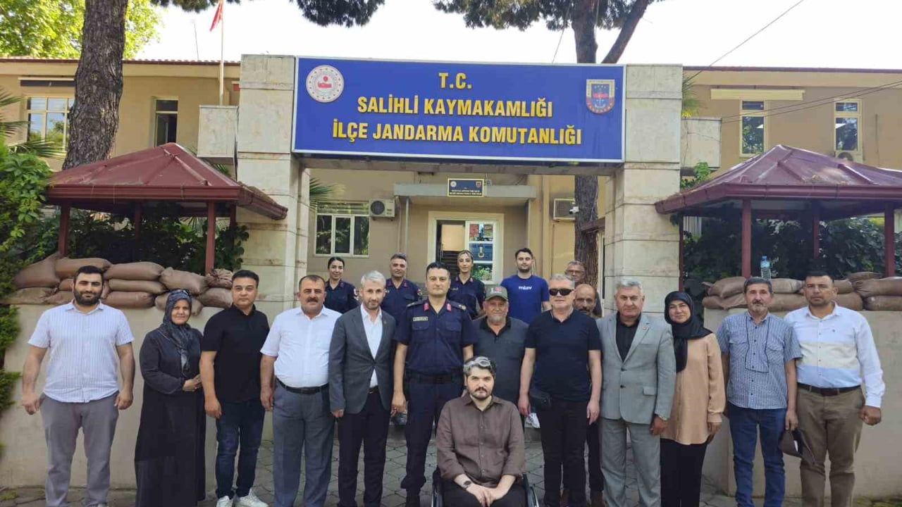 Şehit aileleri ve gazilerden komutana duygusal veda