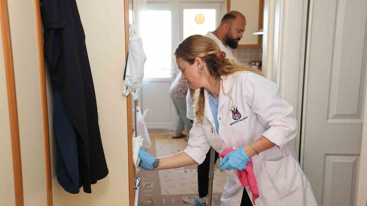 Şehzadeler Belediyesi, yaşlı ve engellilere düzenli evde temizlik hizmeti sunuyor