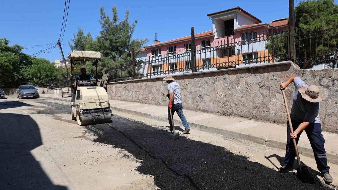 Şehzadeler'de altyapısı tamamlanan sokaklar asfaltlanıyor