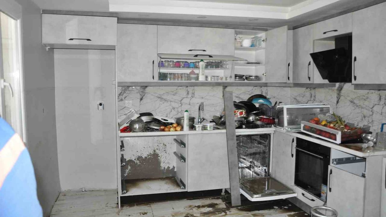 Sel suları evin içinden geçti: ölümden döndü