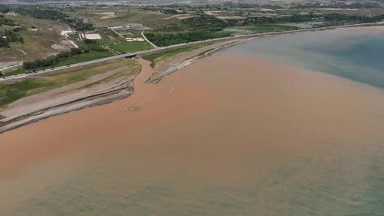 Sel suları Van Gölü'nü kahverengiye boyadı
