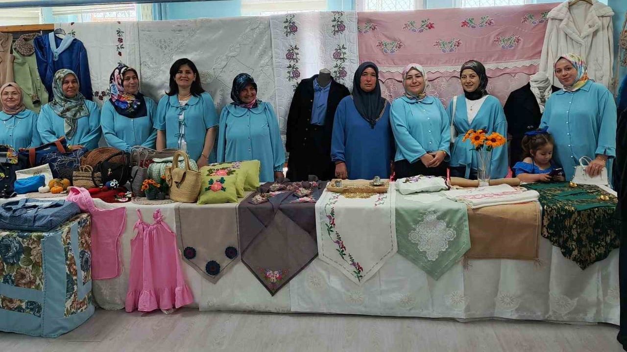 Selendi Halk Eğitimi Merkezi'nin Yıl Sonu Sergisi Geleneksel El Sanatlarını Ön Plana Çıkardı