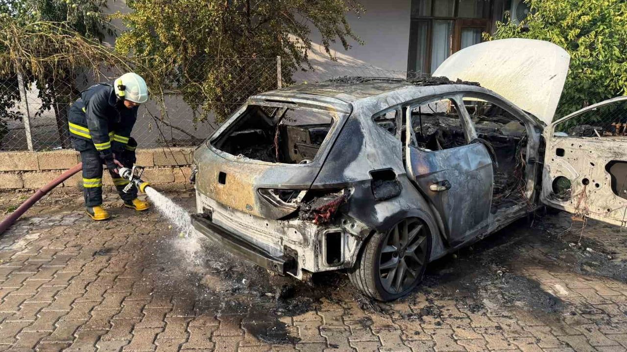 Serik'te seyir halindeki otomobil alev aldı, sürücü atlayarak kurtuldu; araç bahçe duvarına çarptı