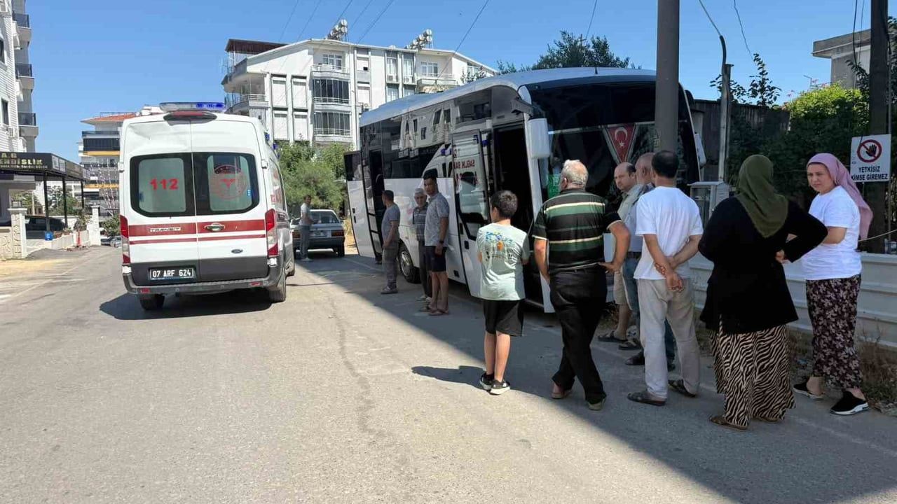 Serik'te sürücüsü rahatsızlanan servis midibüsü direğe çarptı