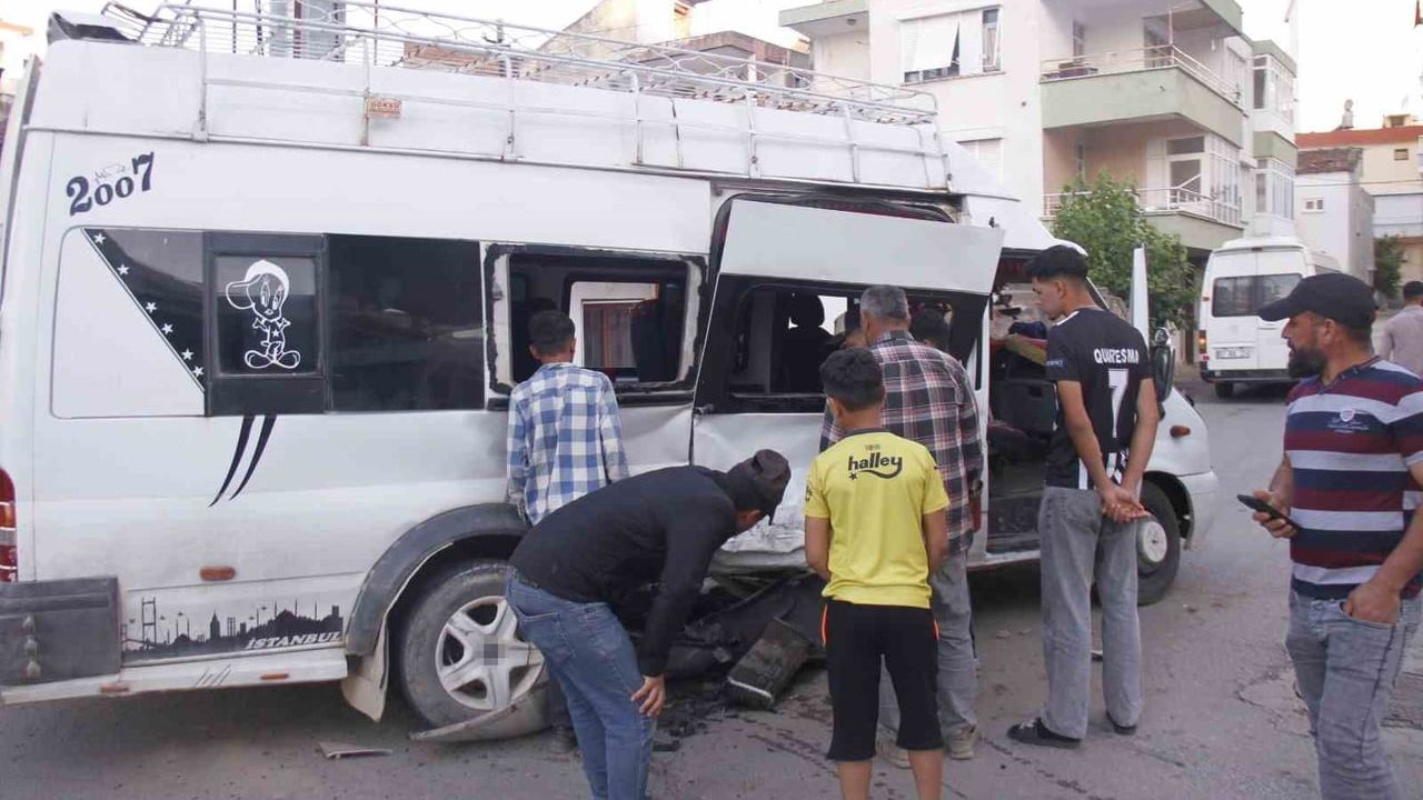 Serik’te tarım işçilerini taşıyan iki minibüs çarpıştı: 5 kadın yaralandı