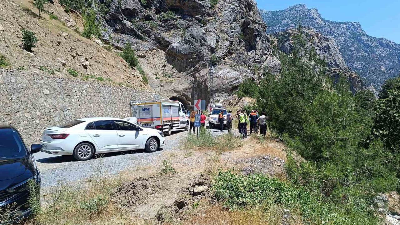 Serinlemek için girdiği Ceyhan Nehri'nde kayboldu