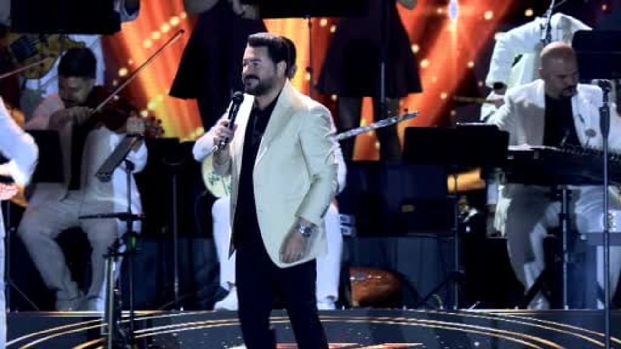 Serkan Kaya Manisa'da yeni şarkısı 'Tanımam'ı ilk kez seslendirdi