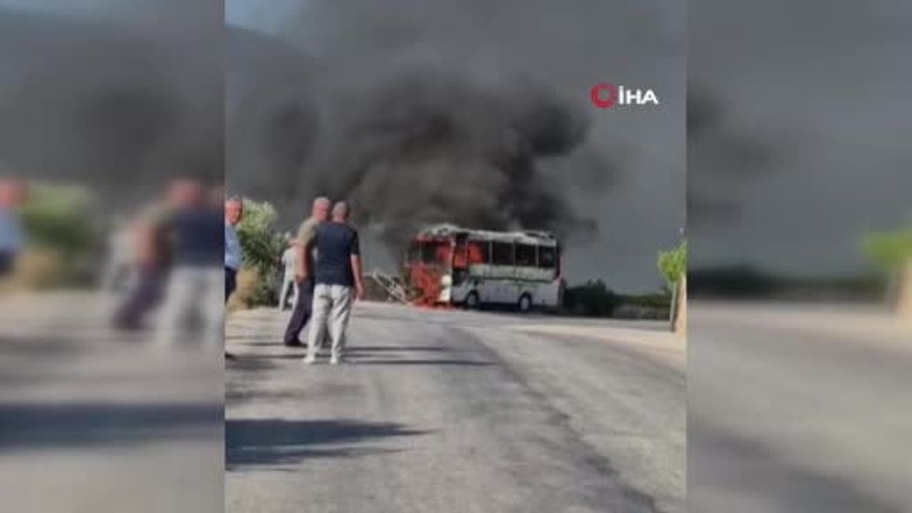 Servis midibüsü Bodrum'da motor bölümündeki yangınla kullanılamaz hale geldi