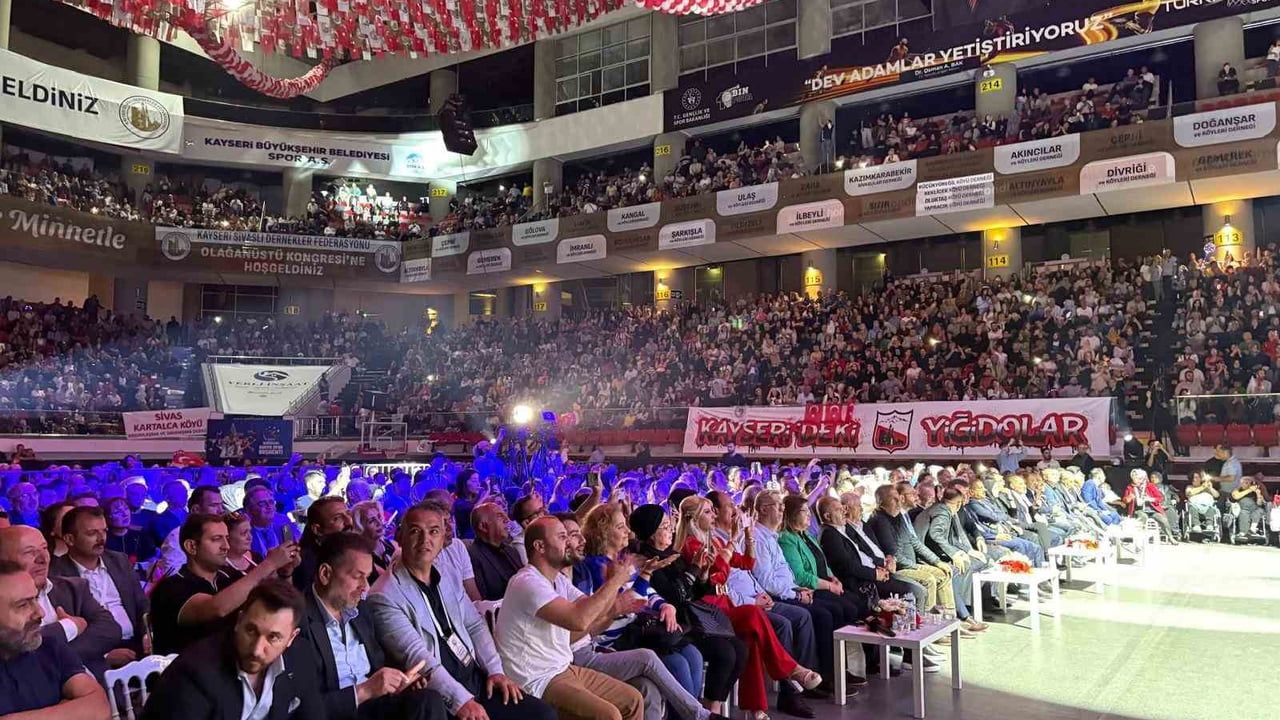 Sevcan Orhan, Kayseri'de Sivaslı Dernekler Federasyonu Kongresi Sonrası Konser Verdi