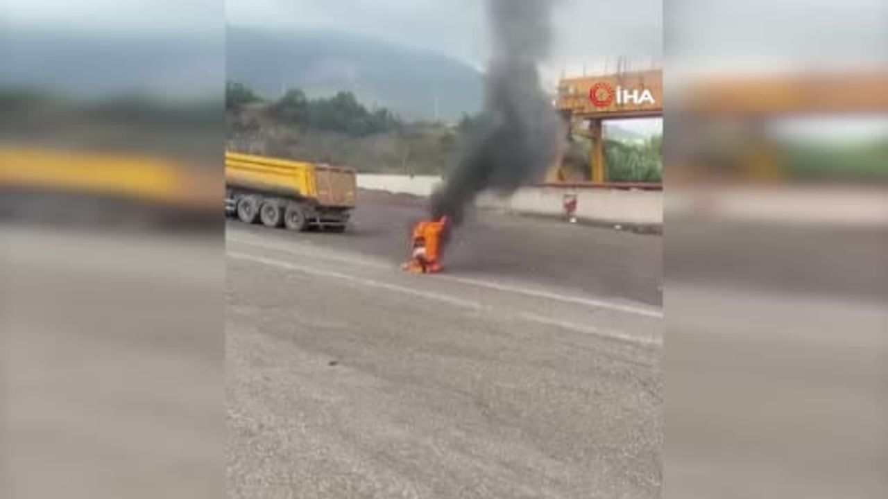 Seyir halindeki motosiklet İskenderun'da alev aldı