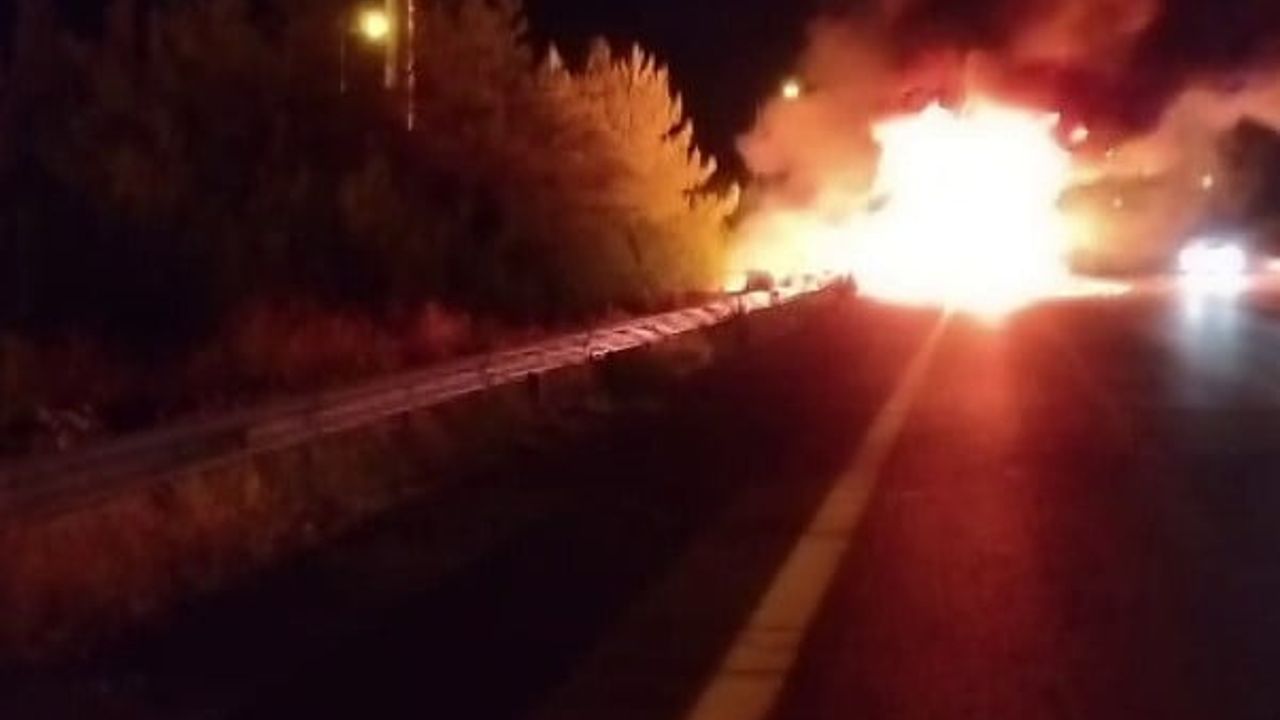 Seyir halindeki tır Gaziantep-Şanlıurfa otoyolunda alev alev yandı