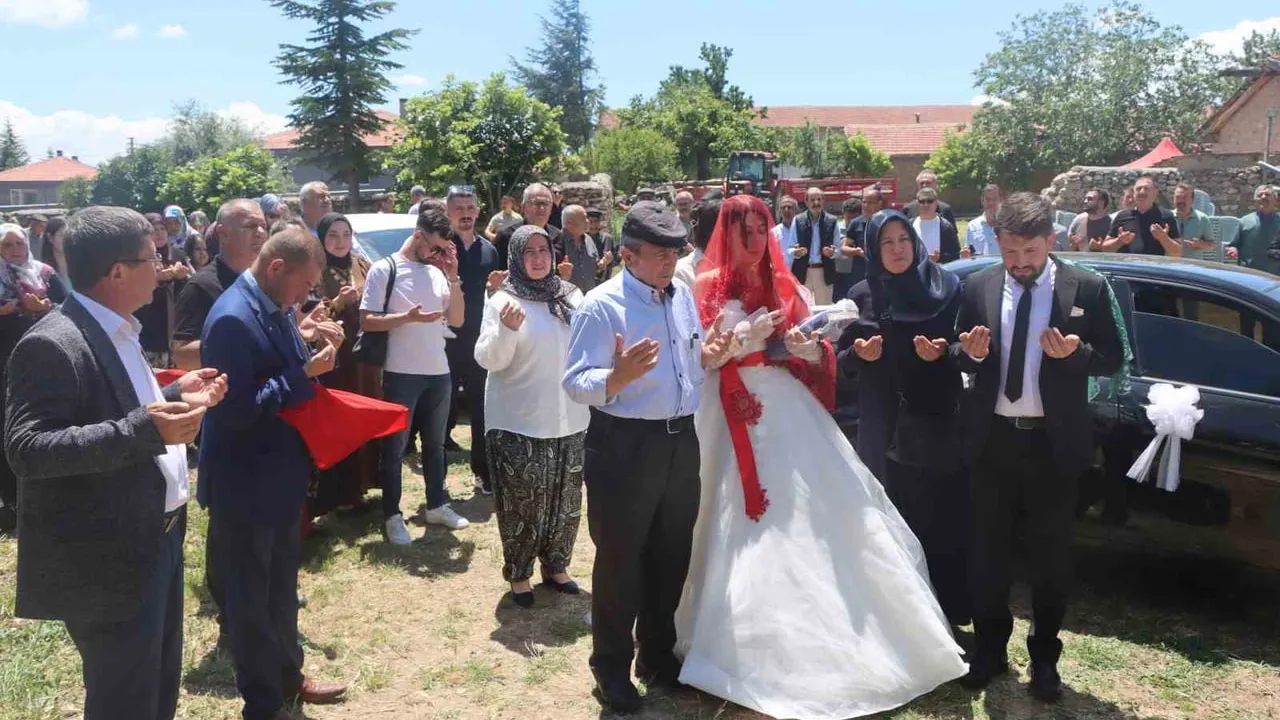 Seyitgazi'de Düğün Günü: Damat İsmini Aldığı Şehit Amcasının Mezarını Ziyaret Etti