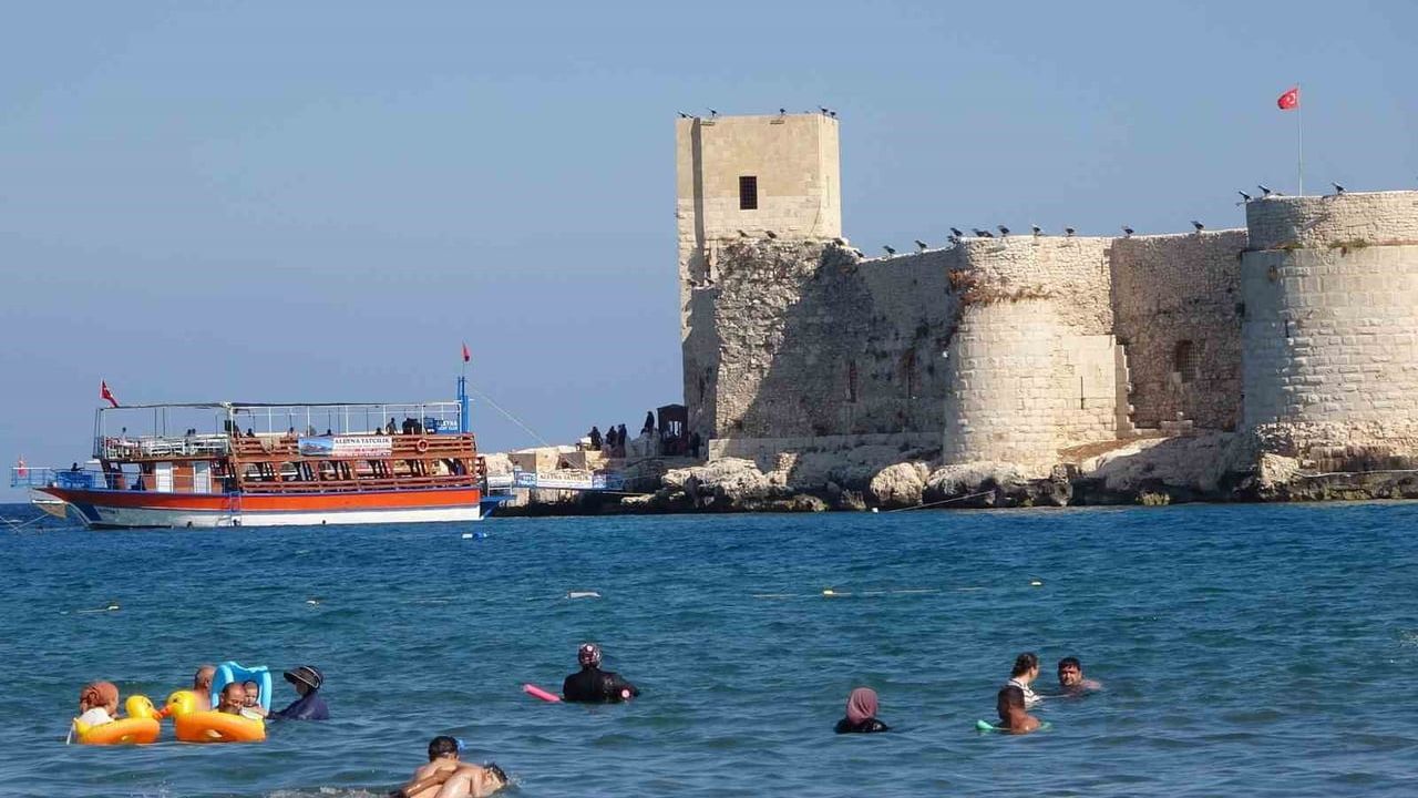 Sıcakların etkisiyle Mersin plajlarında yoğunluk arttı