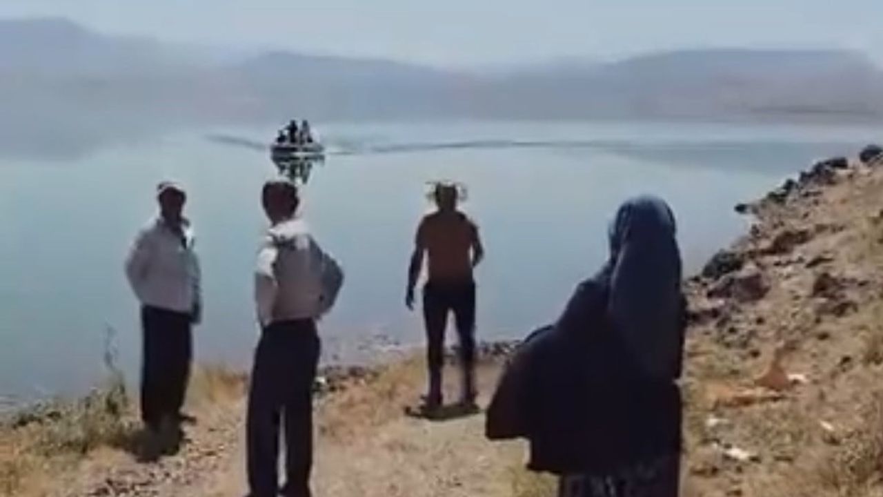 Siirt'te bahçede fenalaşan hasta, tekneyle ambulansa ulaştırıldı