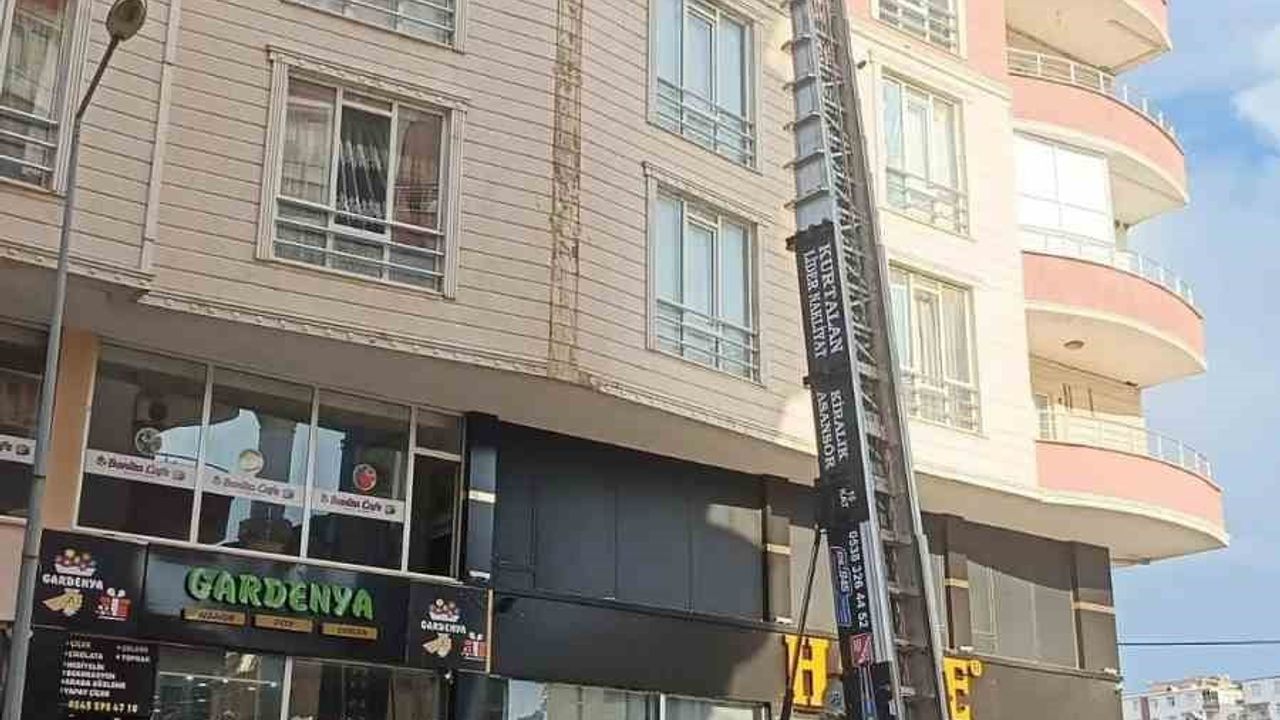 Siirt'te binanın dış cephe kaplaması park halindeki otomobilin üzerine düştü