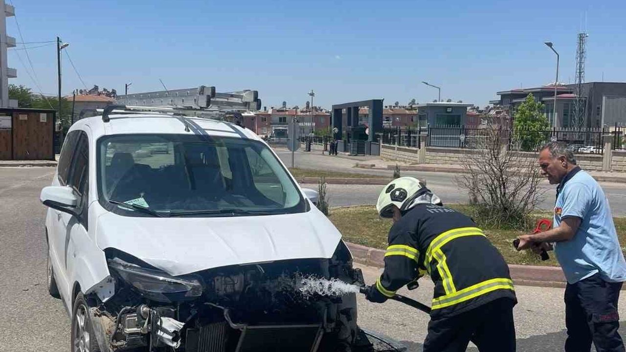 Siirt’te iki otomobil çarpıştı: Araçlarda maddi hasar oluştu