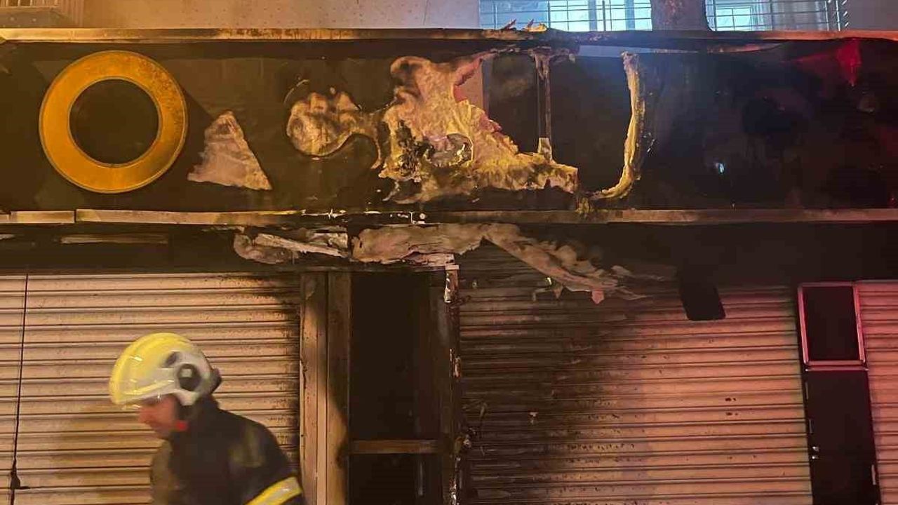 Siirt'te market yangını itfaiye ekipleri tarafından söndürüldü