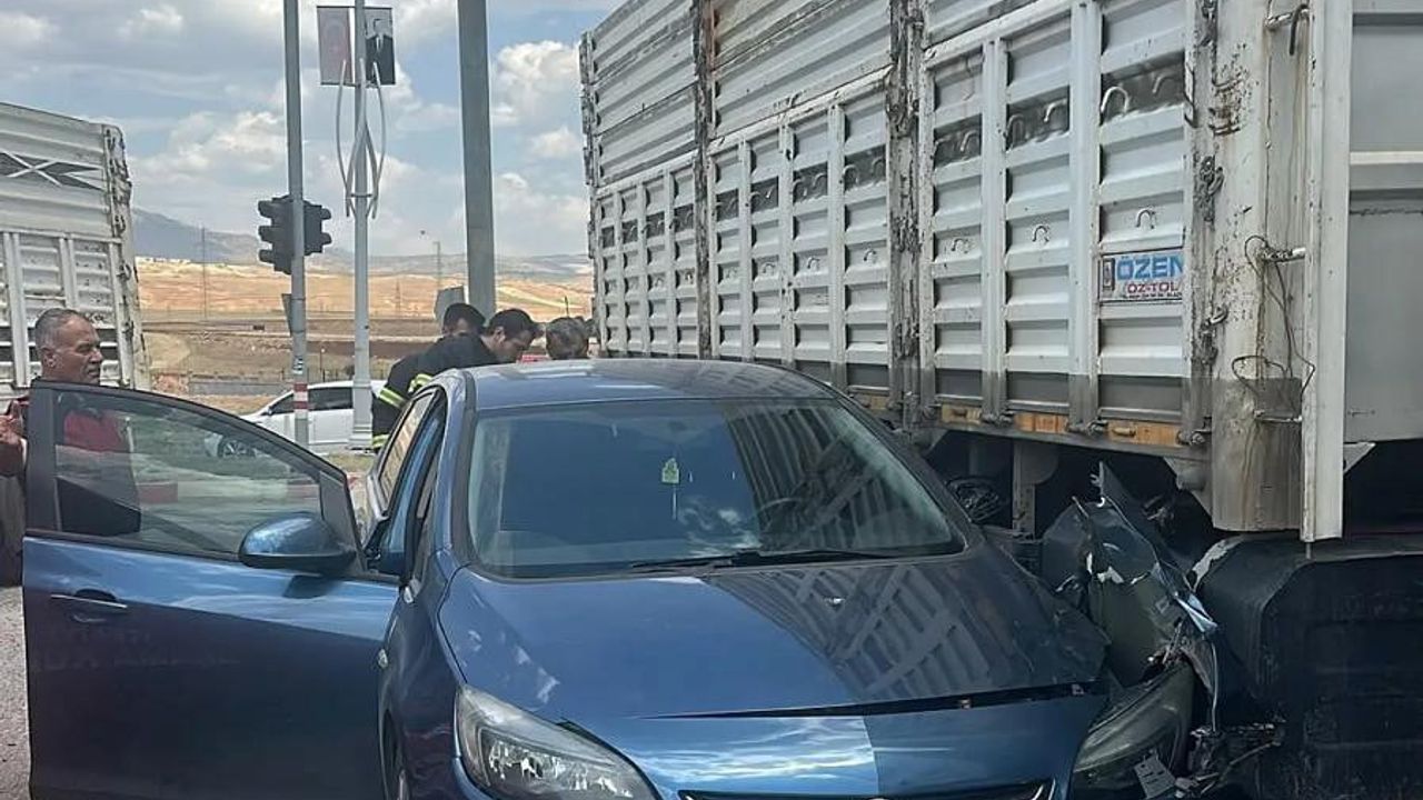Siirt’te otomobil tırın yakıt deposuna çarptı