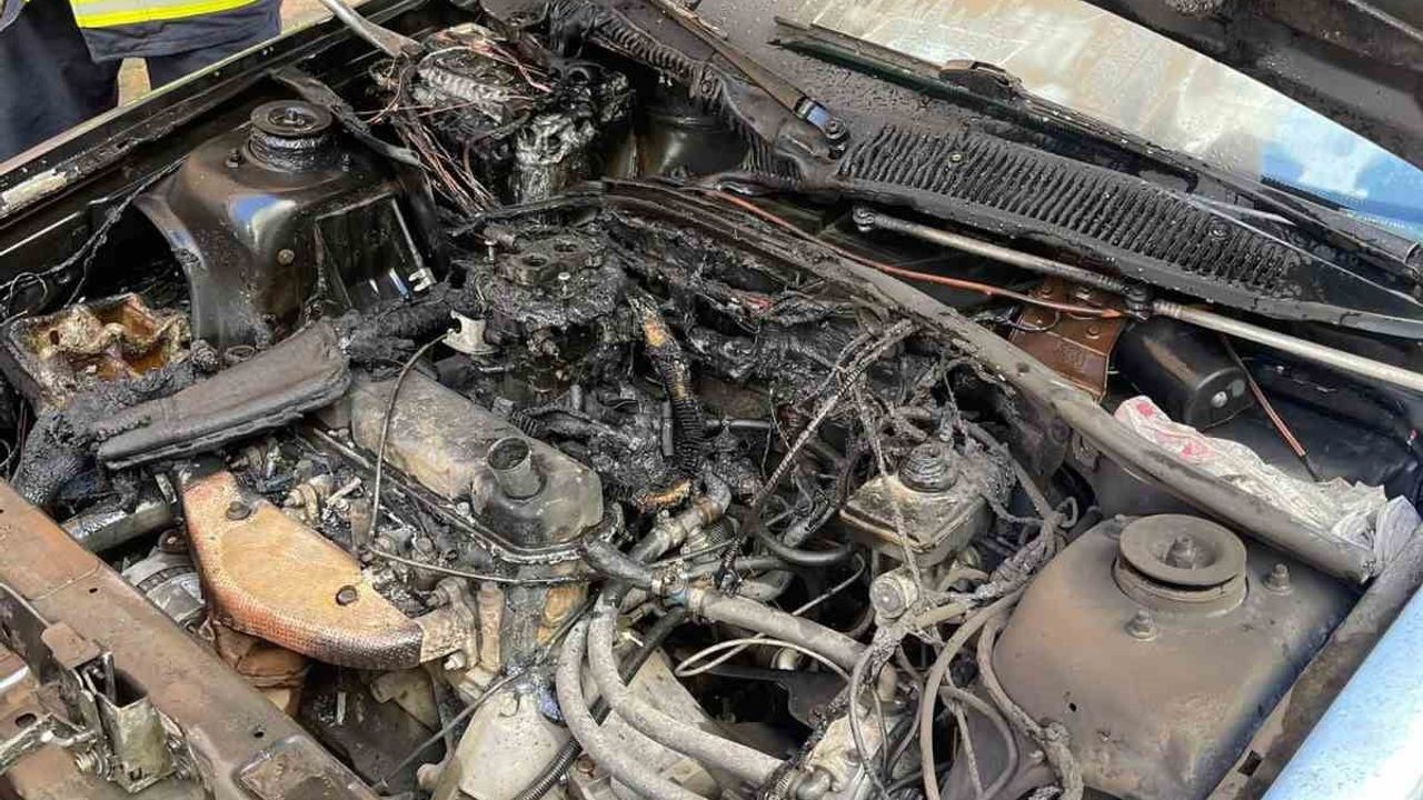 Siirt'te park halindeki otomobil alev aldı