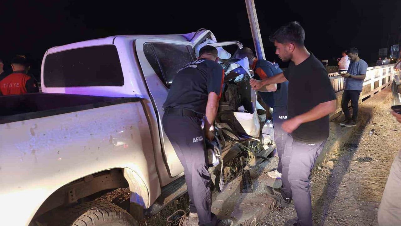 Siirt’te pikap bariyerlere saplandı: 2 yaralı