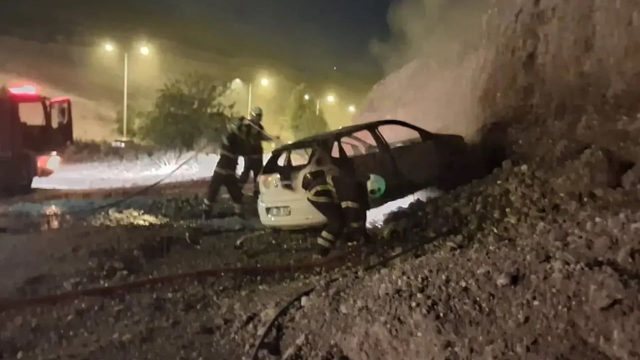 Siirt'te seyir halindeki otomobil alev aldı